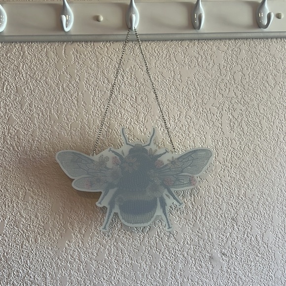 Hanging Bumblebee - Picture 4 of 5